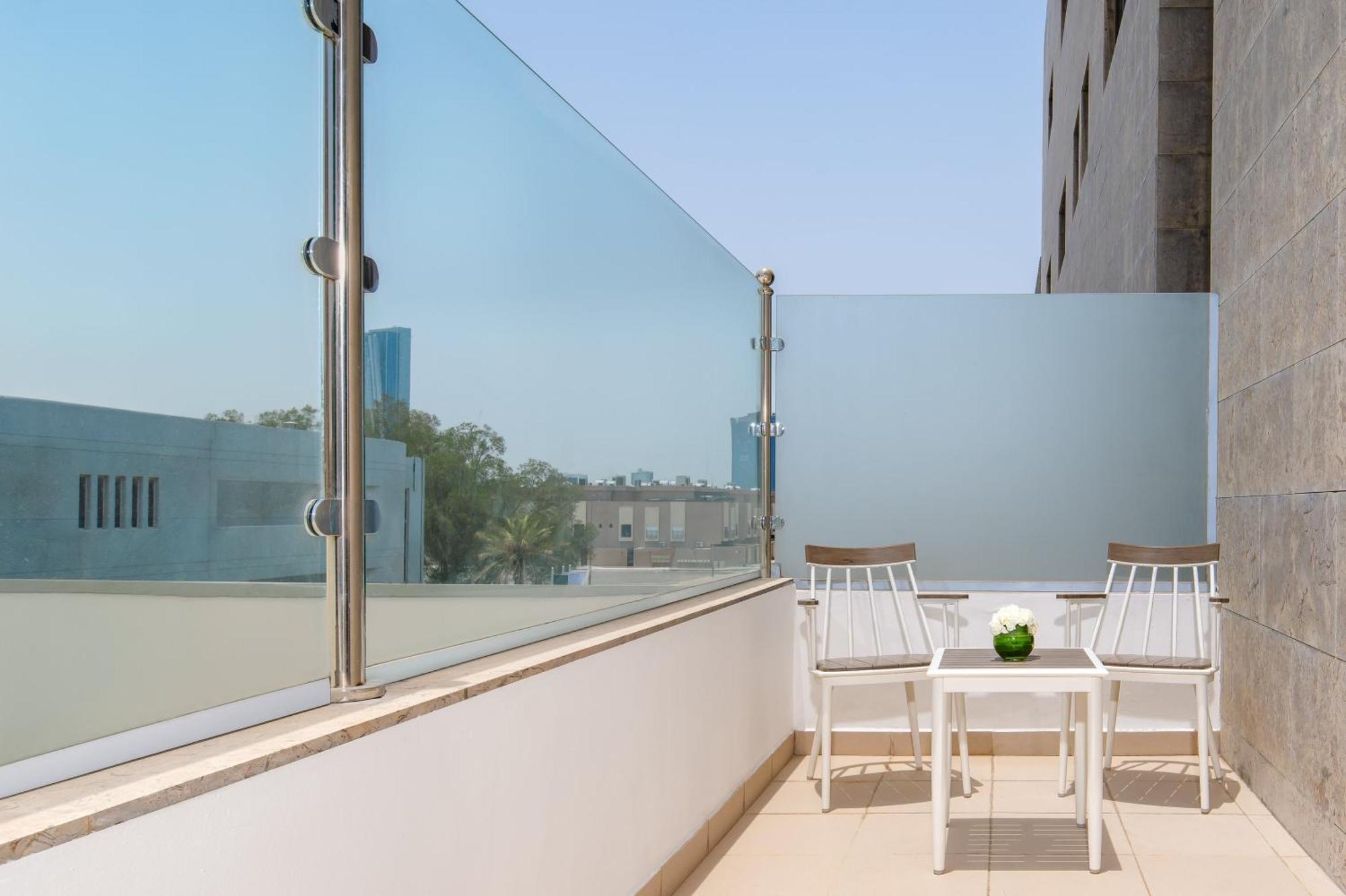 Carlton Al Moaibed Hotel Dammam Zewnętrze zdjęcie A glass balustrade