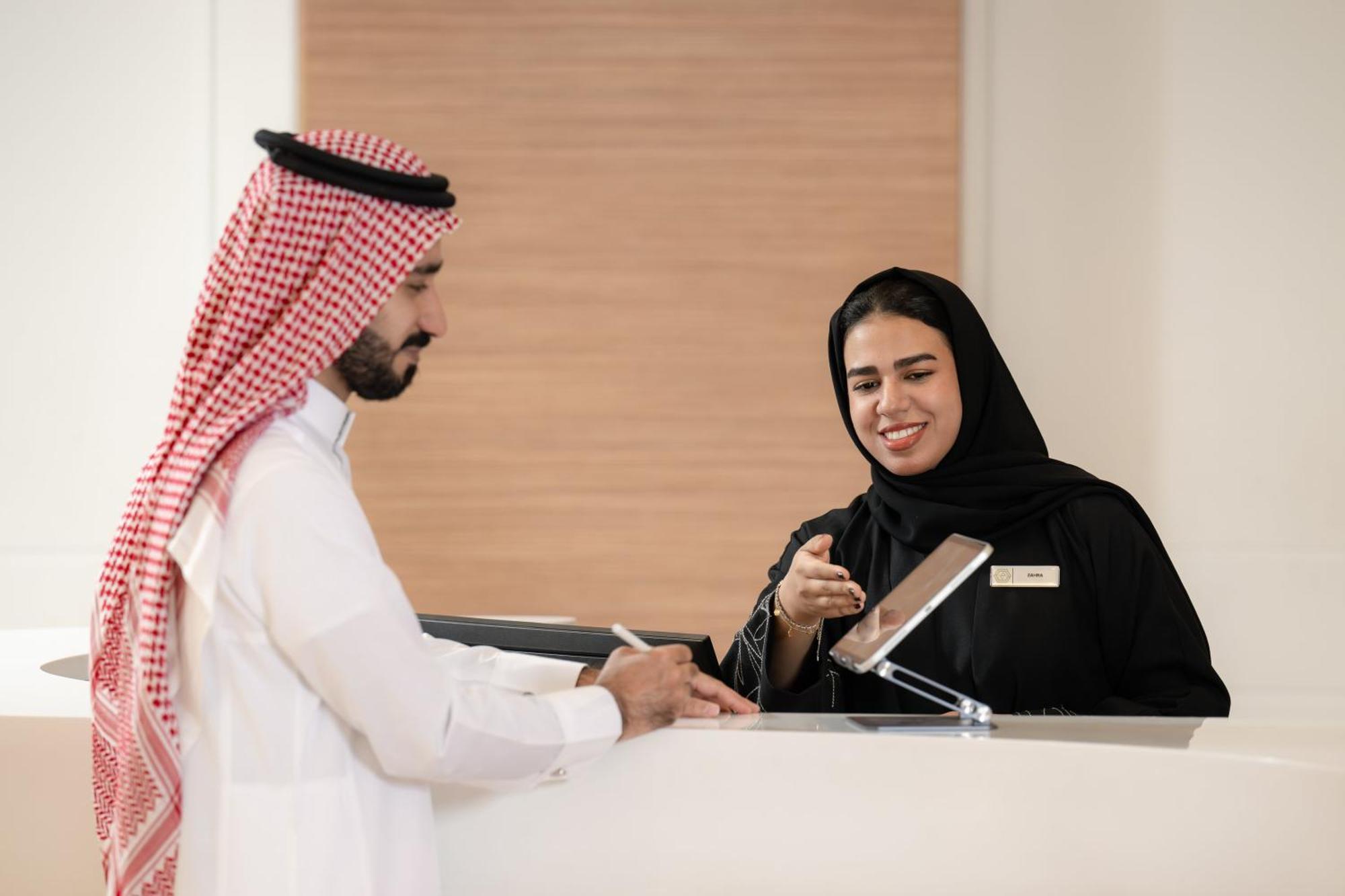 Carlton Al Moaibed Hotel Dammam Zewnętrze zdjęcie A Saudi Arabian woman working at a hotel