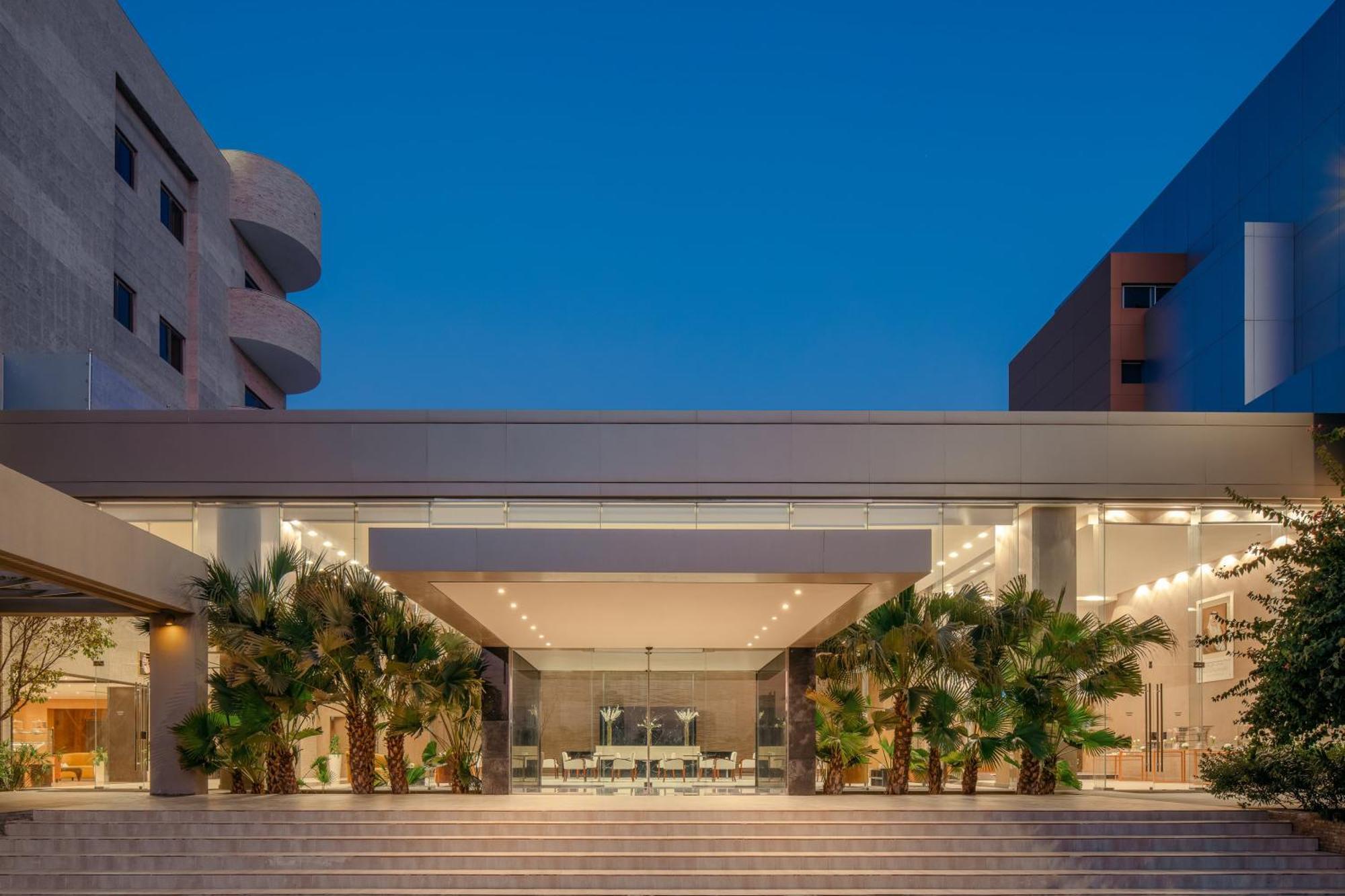 Carlton Al Moaibed Hotel Dammam Zewnętrze zdjęcie The main entrance of the hospital